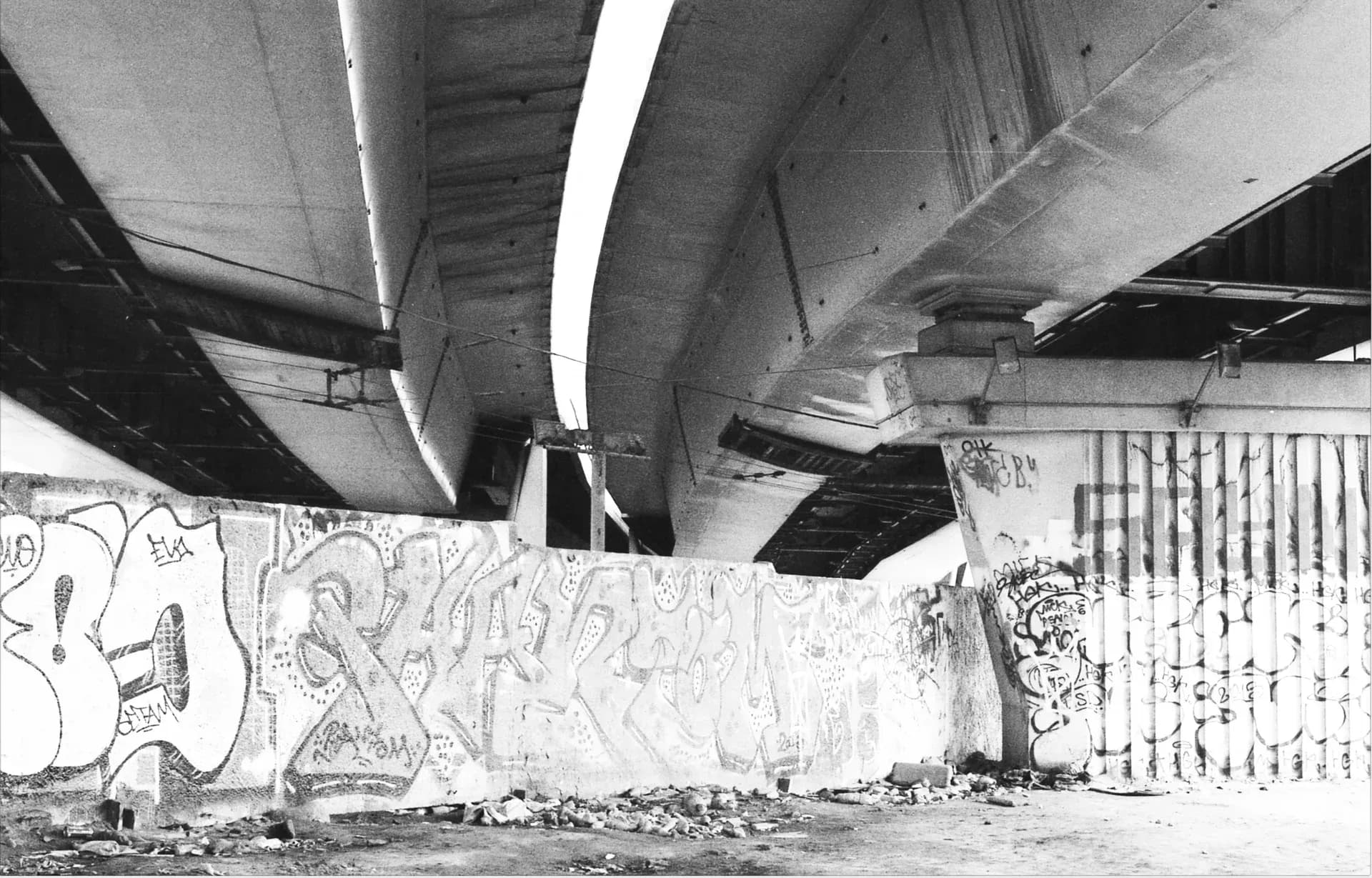 Locked spaces — recording setup with microphones, Moscow 2020.